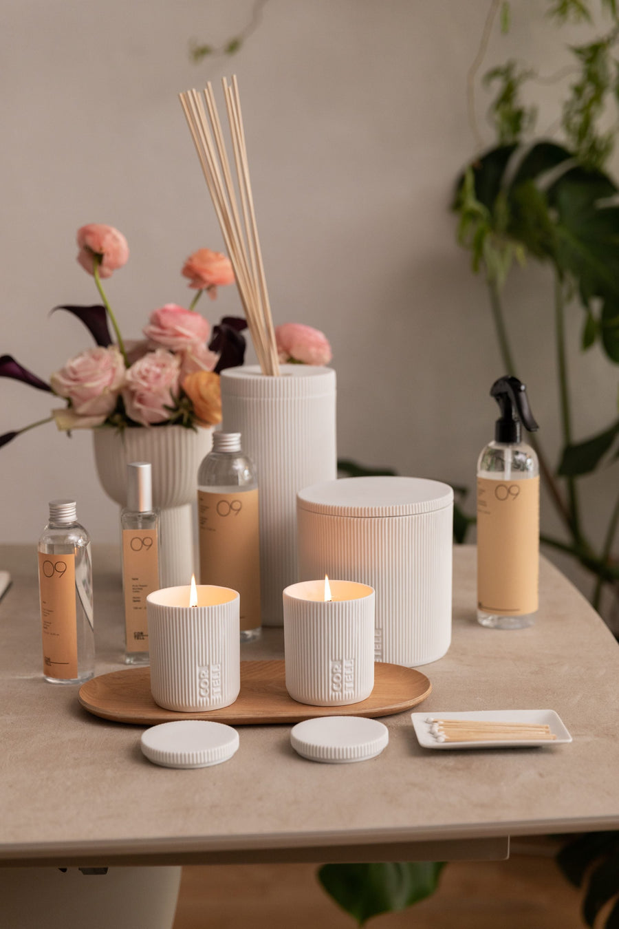 Colección Talvi 09 de Cortell: difusor, velas y bruma sobre una mesa