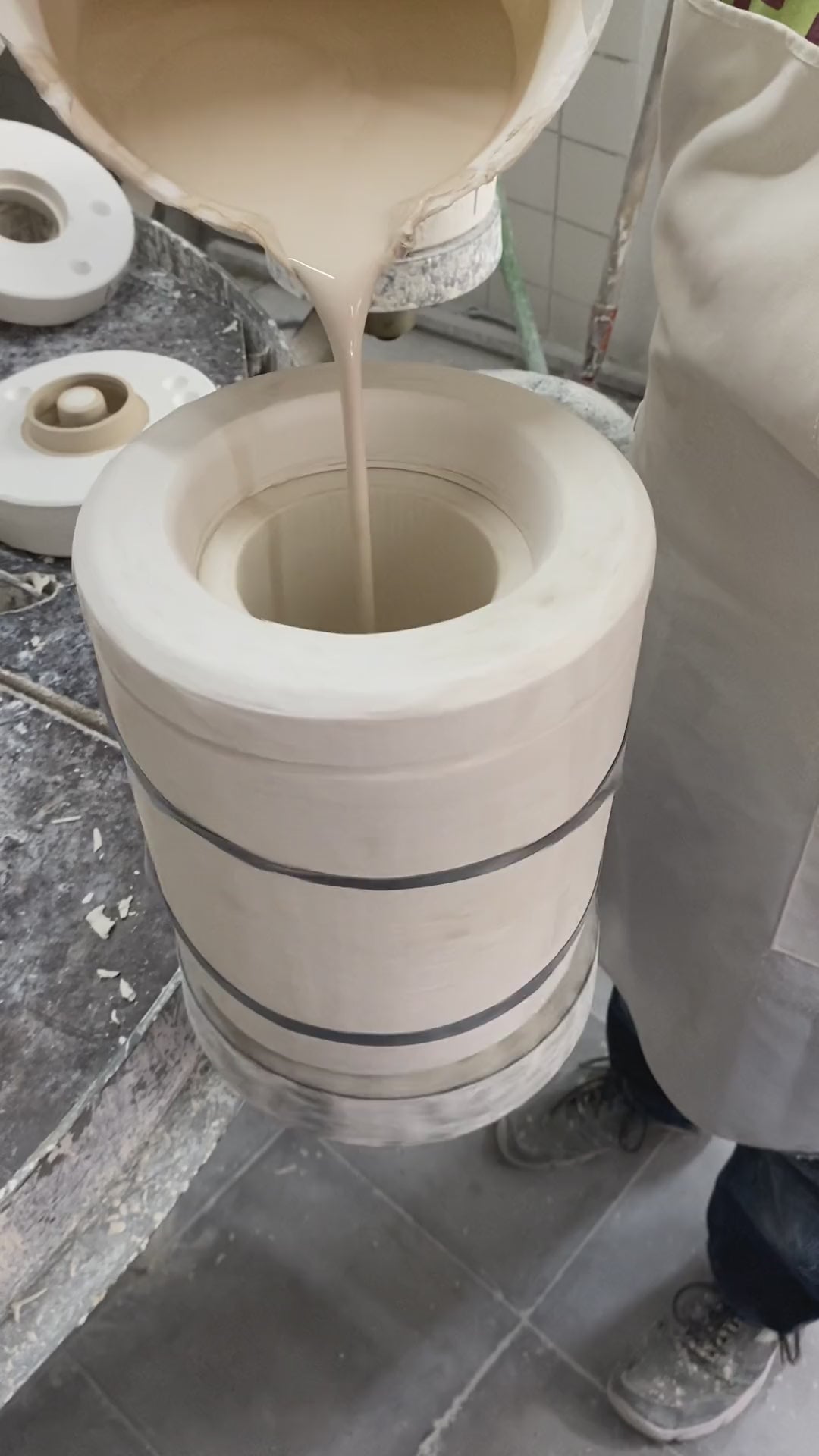 Porcelana líquida cayendo en el molde, en el taller de Cortell en España