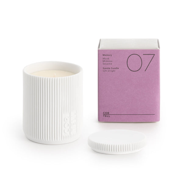 Vela aromática Cortell 07 Memory de 230 g en porcelana, con tapa y estuche malva