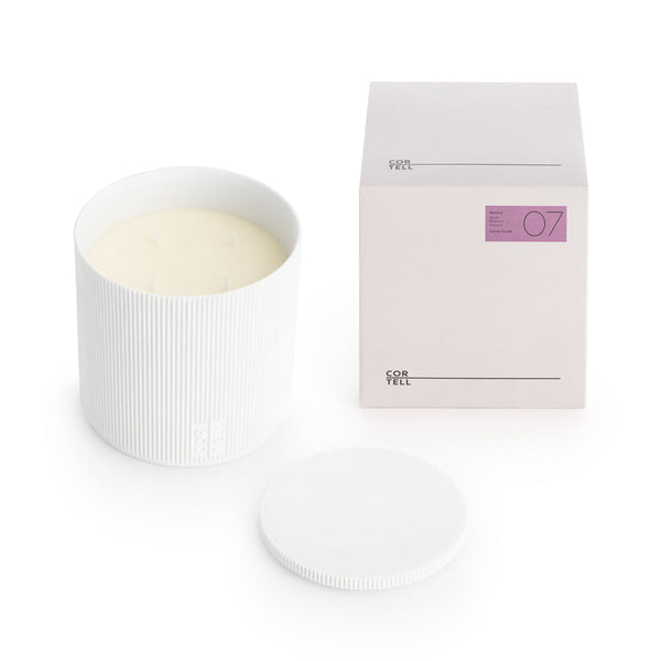 Vela aromática Cortell 07 Memory de 1,5 kg en porcelana, con tapa y estuche