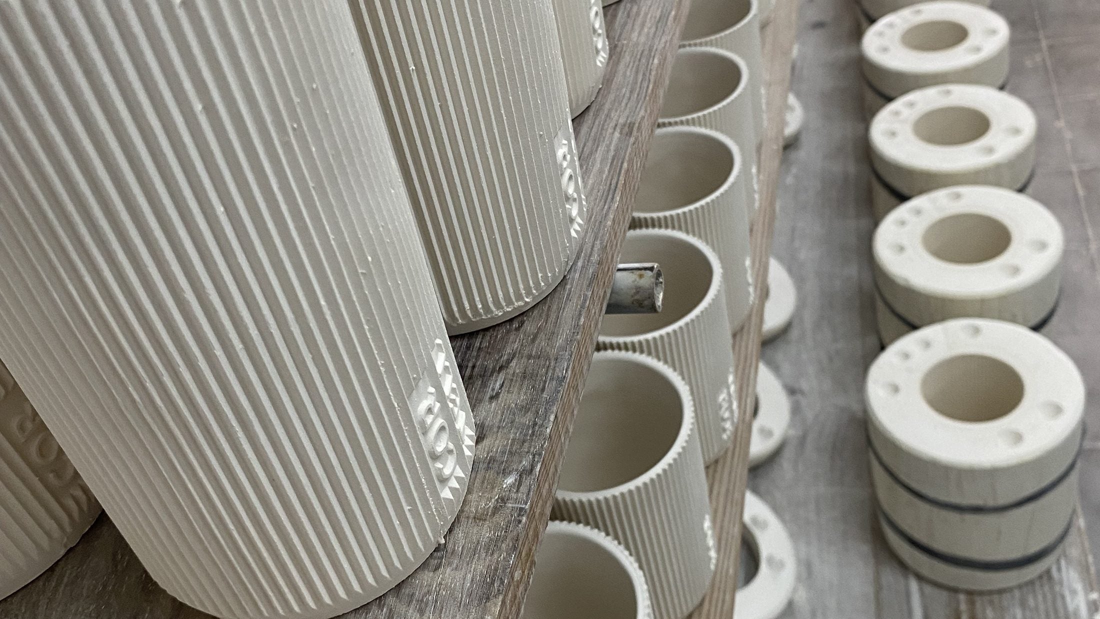 Estanterías del taller con las piezas de porcelana secando antes del horno