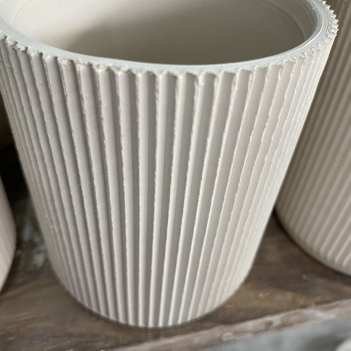 Porcelana recién desmoldada, todavía sin esmaltar ni cocer.