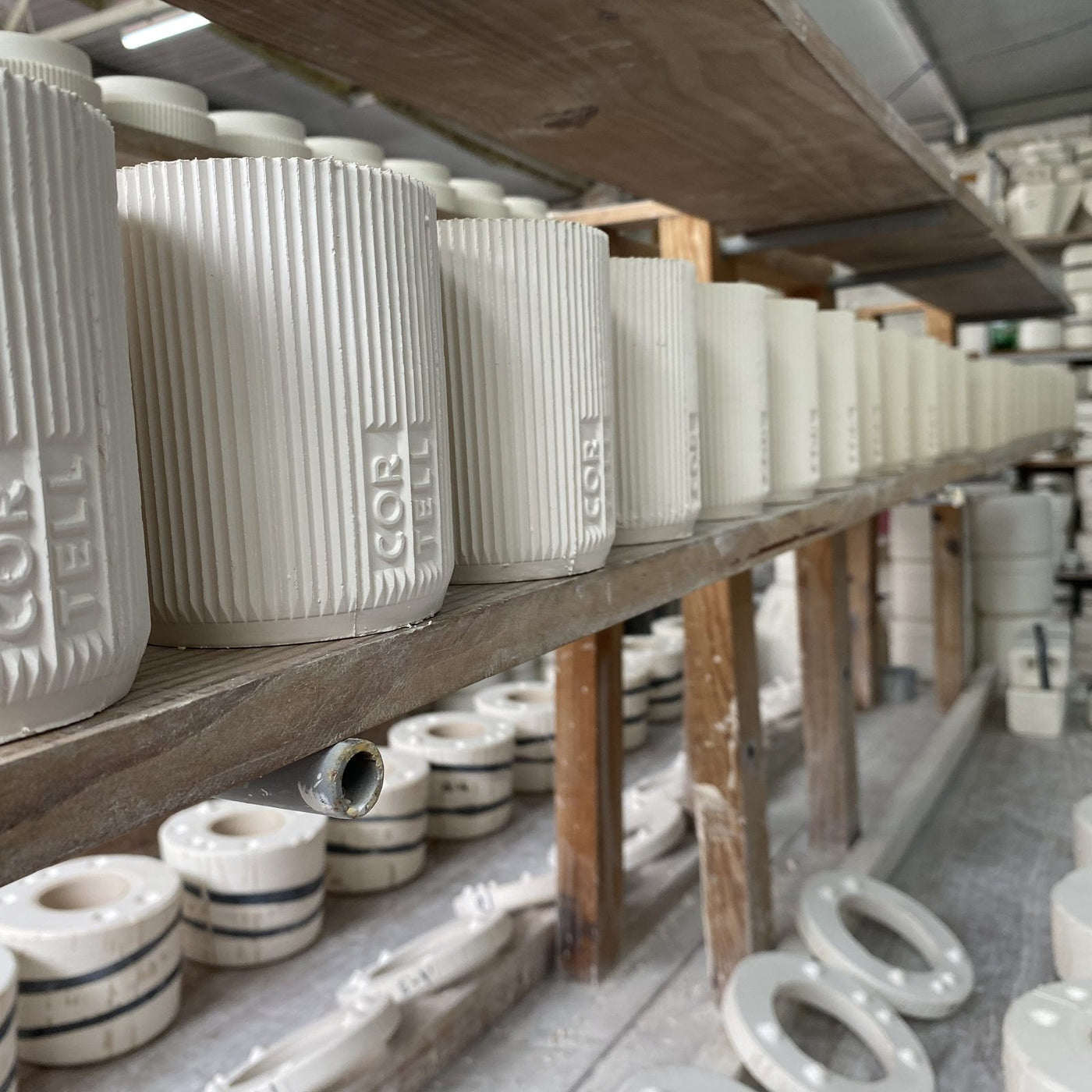 Piezas de porcelana con el relieve CORTELL, secando en el taller